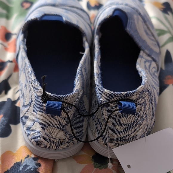 NWT Women's Blue Floral Slip On Flats - Take A Walk Size 8 - Picture 7 of 7